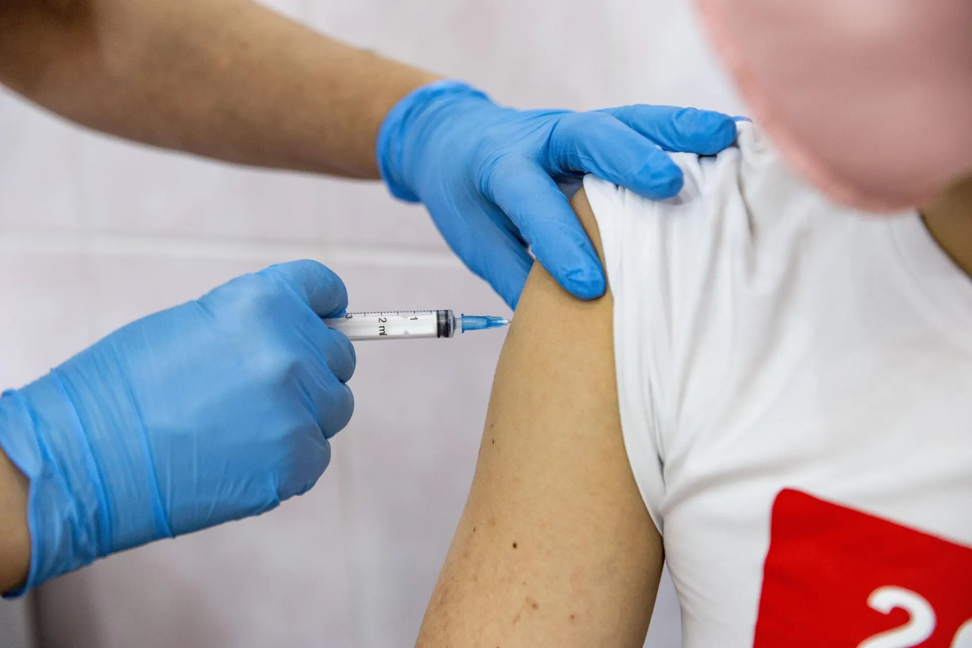 Правительство работает над введением обязательной вакцинации по обновлённому графику на 2027 год и разъясняет перечень прививок.