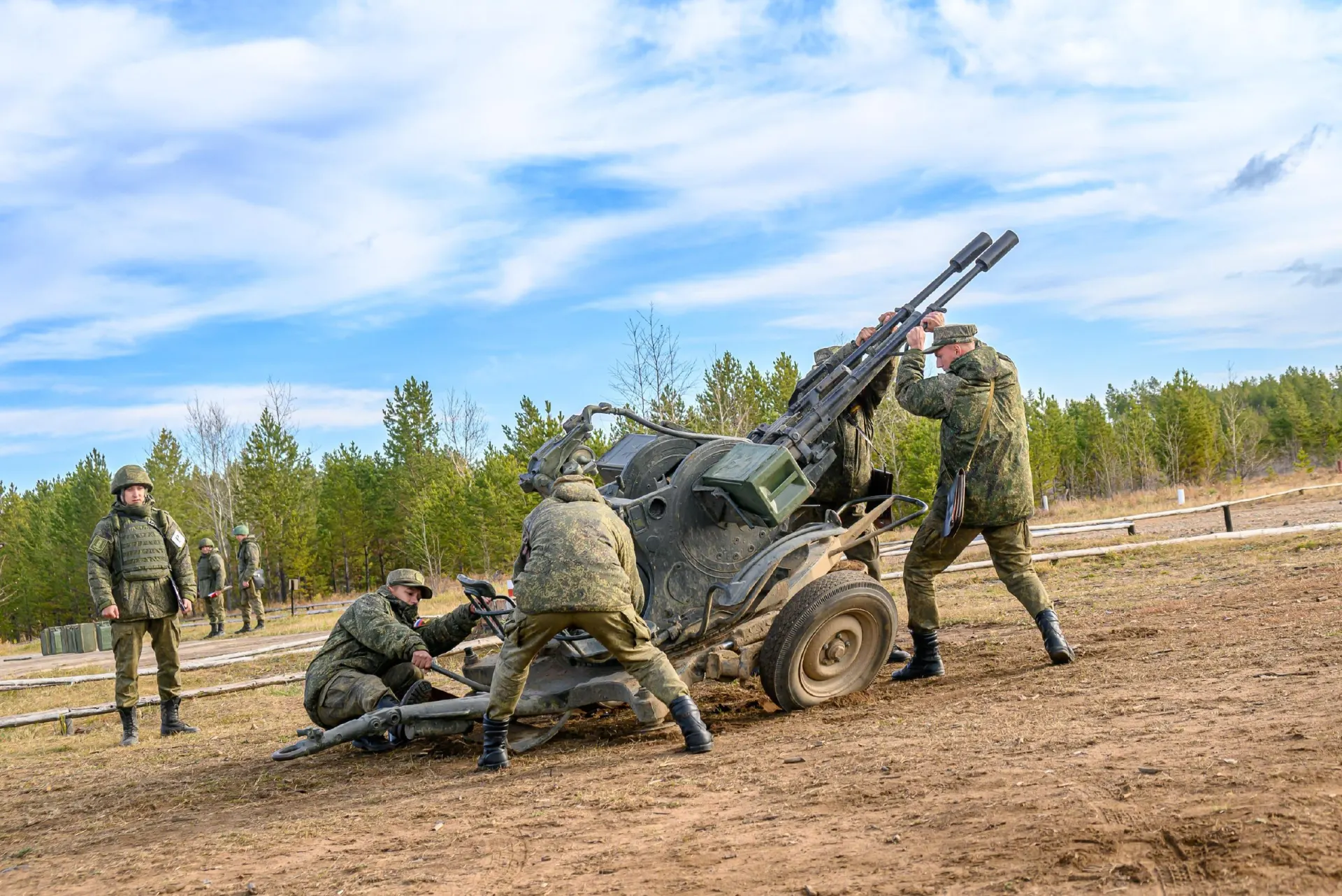 По указу численность военнослужащих вырастет на 15,5 тысячи человек.