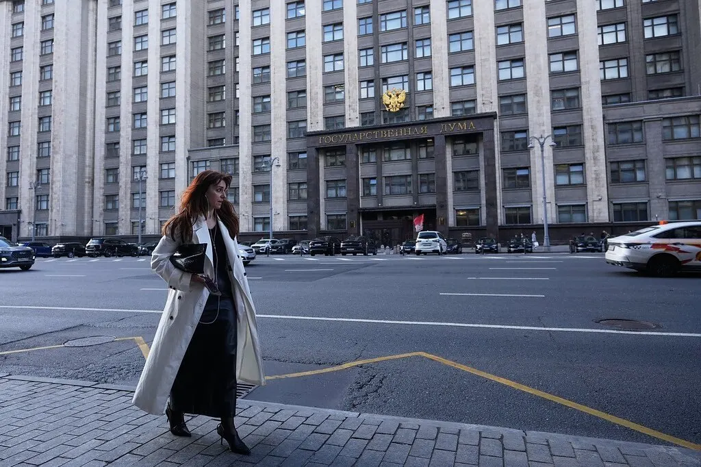 Первые протоколы показывают снижение поддержки партии власти: в Карелии — 32,84% (22,3% протоколов), в Орловской — 34,4%, в Кировской — 38,36%. В Сибири показатели находятся около 40–45% в нескольких регионах; итоговое большинство обеспечит перераспределение мандатов и использование ДЭГ.