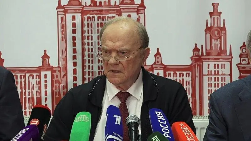 Лидер КПРФ заявляет о необходимости смены курса: без неё Россия сохранит экономическое и технологическое отставание, тарифы на ЖКХ продолжат расти, рождаемость снижается и люди не всегда могут позволить себе продукты и лекарства.