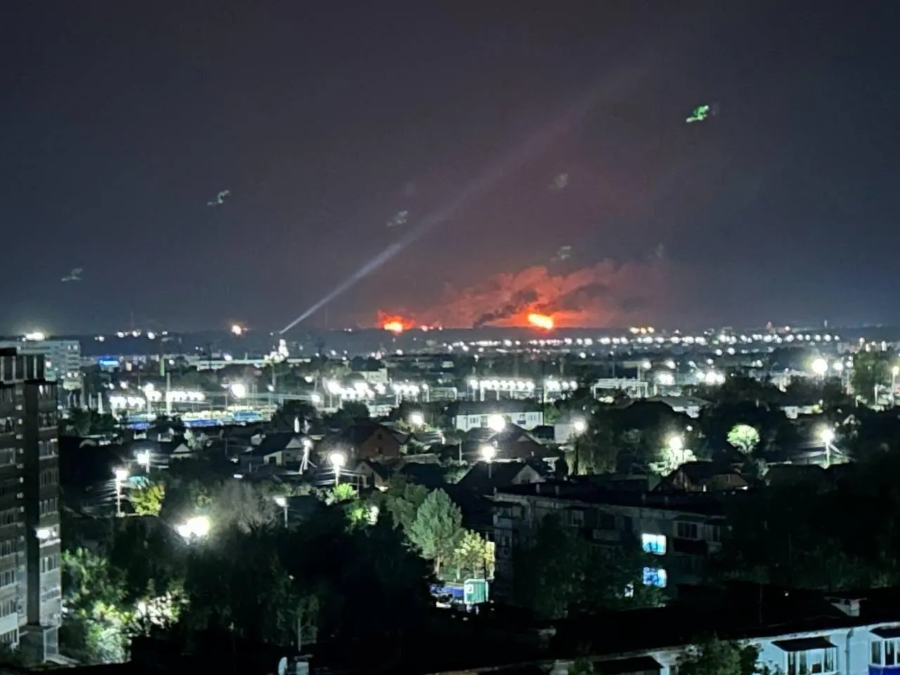 Пожары после падения обломков дронов в Курске, атаки на НПЗ в Сызрани и во Таганроге, уголовные дела против активистов и музыкантов, а также рост долгов стран СНГ.