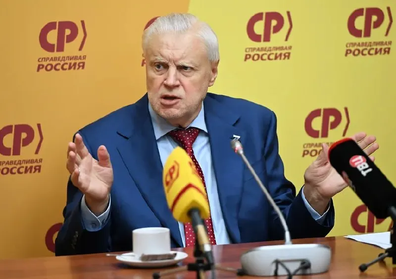 Лидер Справедливой России Сергей Миронов сообщил, что фактически вернулся к работе, хотя руководит партией дистанционно. Он объяснил падение рейтинга влиянием сложившихся условий и трудностей, связанных со СВО.