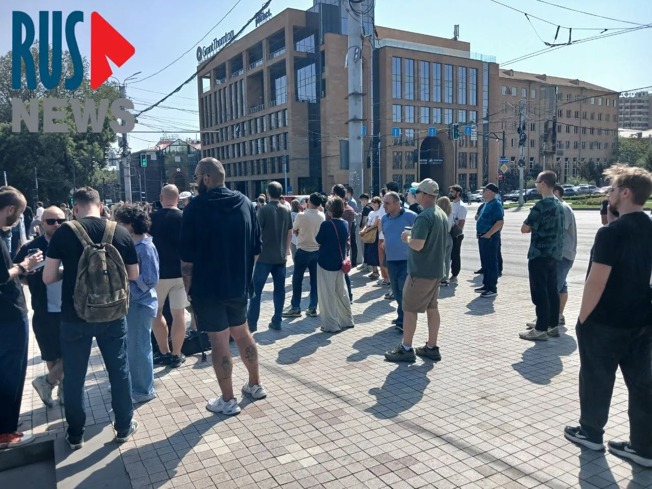 У посольства России в Ереване к полудню выстроилась очередь из более чем тысячи избирателей; рядом проходит митинг активистов за мирные пацифистские инициативы и правозащитников.