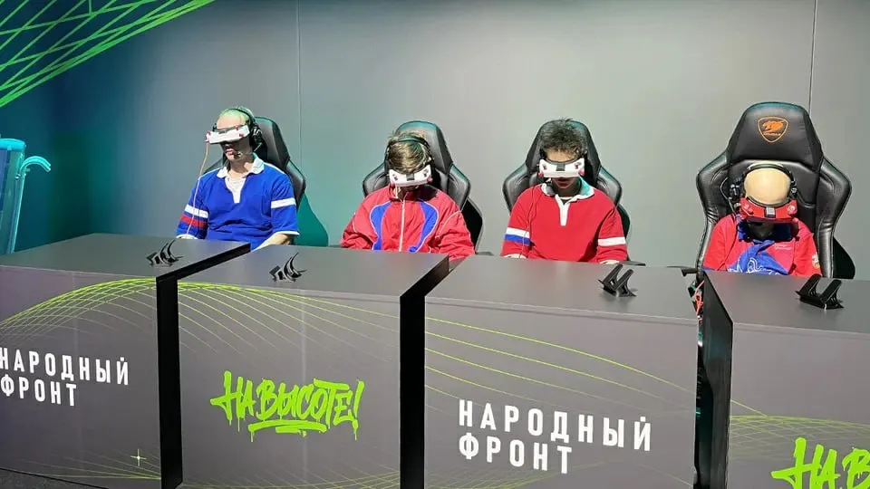 Норматив по управлению беспилотниками введён в пилотную часть ГТО; в нескольких регионах планируется открытие классов по FPV-дронам, где будут учить пилотированию, программированию и ремонту.