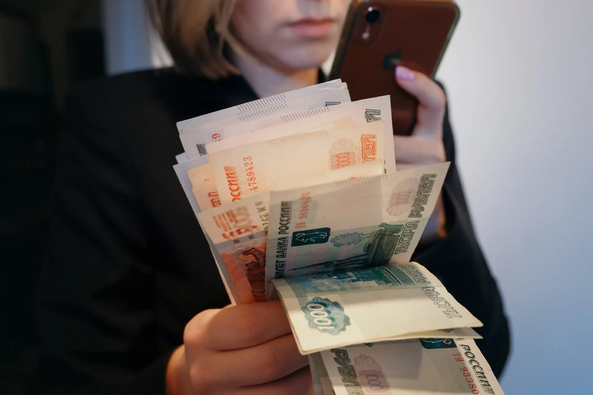 Автор объясняет, что дорогие кредиты не являются единственной преградой: на развитие влияют структурные факторы и внешние условия, требующие реформ.
