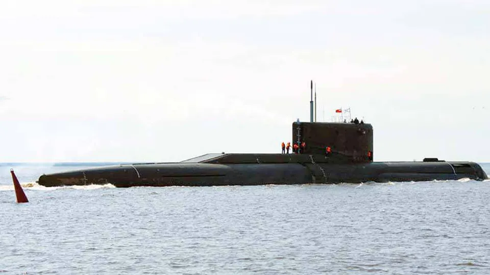 Разведки НАТО фиксируют признаки секретного проекта «Скифы», в рамках которого на дне Северного Ледовитого океана могут быть размещены шахты с ракетами, способными нести ядерные боеголовки; для работ упоминаются спецсудно «Звездочка» и, возможно, подлодка «Саров». Эксперты отмечают преимущества такого подхода и серьёзные технические сложности.
