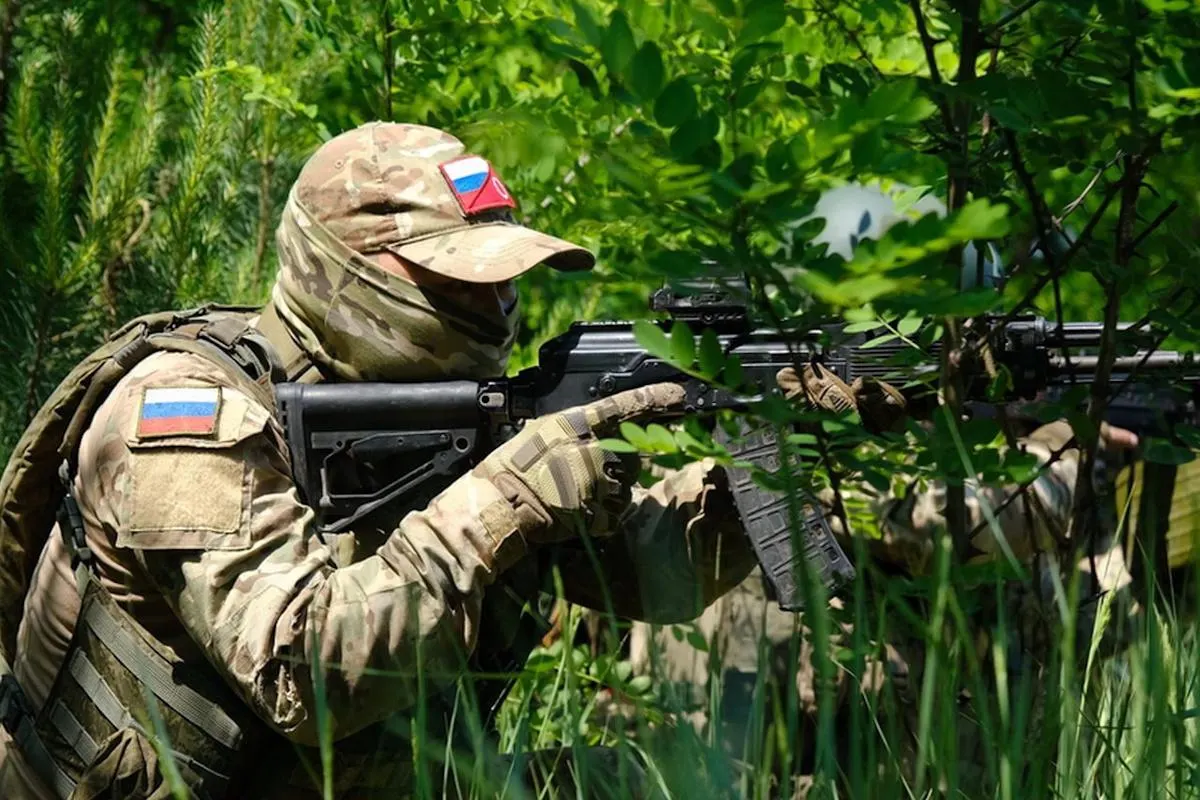 Аналитики Института изучения войны (ISW) считают, что требования Москвы захватить весь Донбасс не соответствуют оперативной обстановке: темпы продвижения российских войск замедлились, а украинские контратаки и сложный рельеф существенно осложняют такие планы.