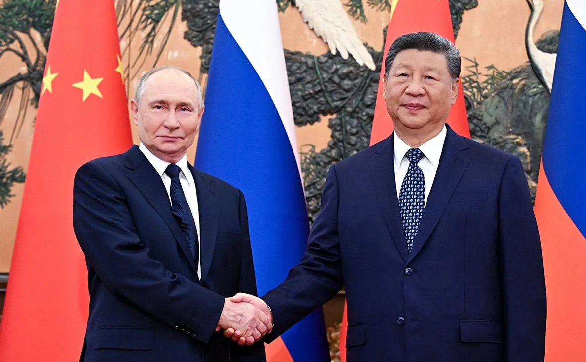По сообщениям китайских СМИ, российский президент прилетит в Пекин 20 мая. Визит считают рутинным; торжественной встречи или парада не ожидается. Это первый случай, когда Китай примет лидеров США и России в одном месяце вне многостороннего формата.