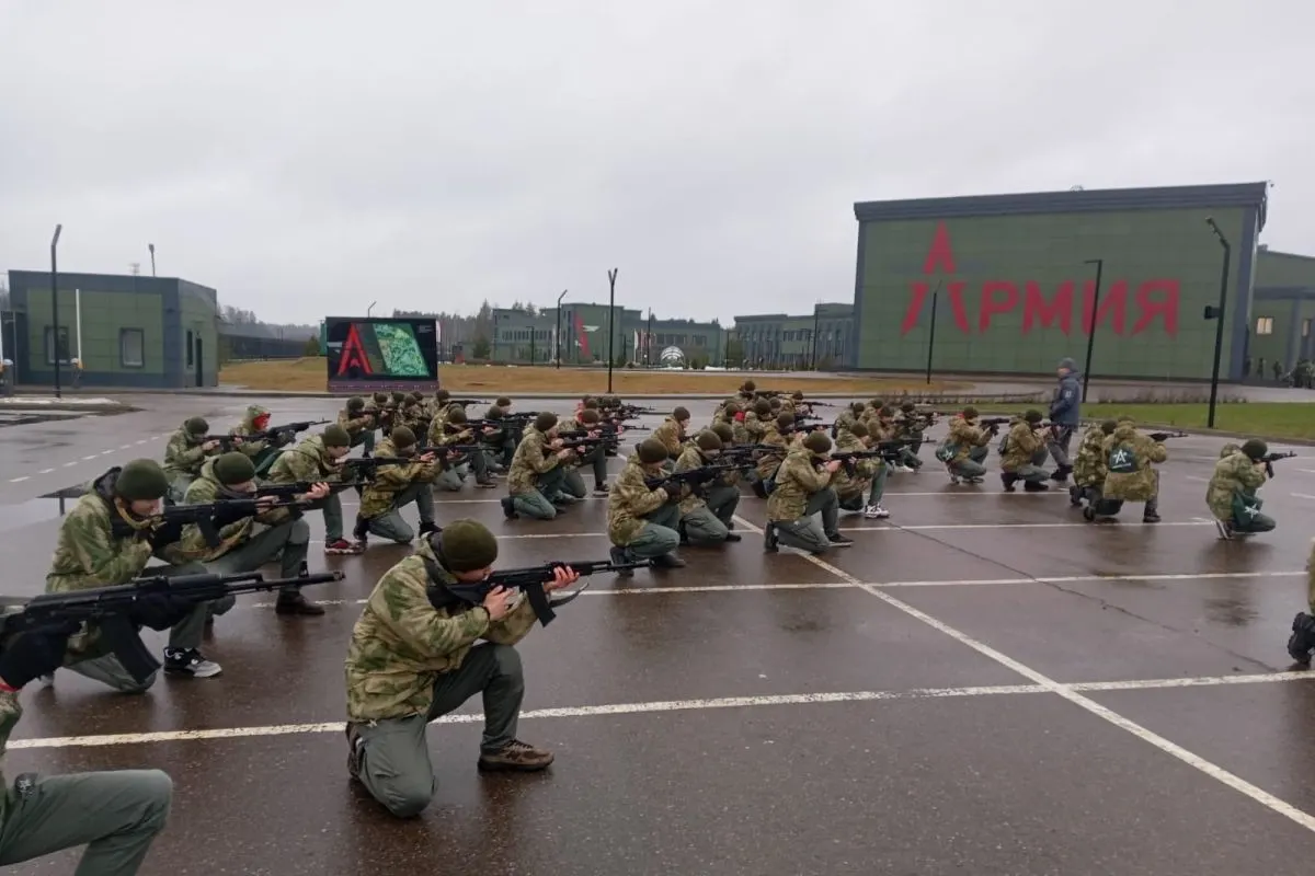 За последние пять лет на создание и работу центров обязательных военных сборов для школьников ушло не менее 50 млрд рублей; часть средств направлена на сети «Авангард» и «Воин», планируется дальнейшее расширение.