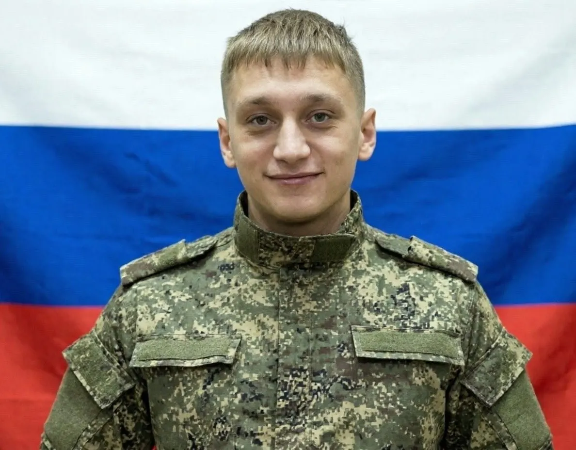 23-летний Валерий Аверин из Бурятии подписал контракт в январе 2026 года, прошёл обучение оператору БПЛА и погиб 6 апреля под Луганском. Родственники говорят, что студентов из колледжа активно вербовали на годовые контракты.
