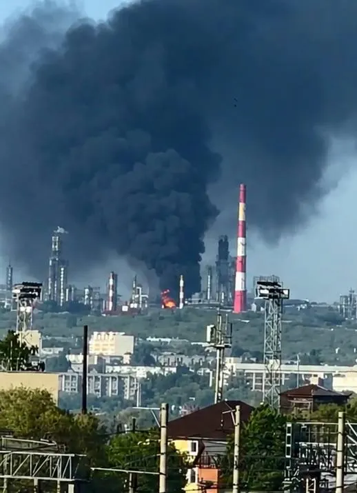Ночные удары БПЛА привели к гибели двух человек в Сызрани и к ранению трёх в Белгородской области. В Сызрани сообщают о пожаре на нефтеперерабатывающем заводе; Минобороны заявило о перехвате 121 дрона.