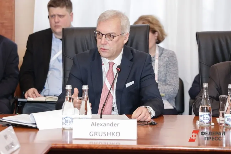 Замминистра иностранных дел Александр Грушко предупредил, что любые попытки НАТО блокировать или применить силу против Калининградской области вызовут серьёзные последствия; он также отметил усиление военной активности в Балтийском море и назвал риск захвата региона нулевым.