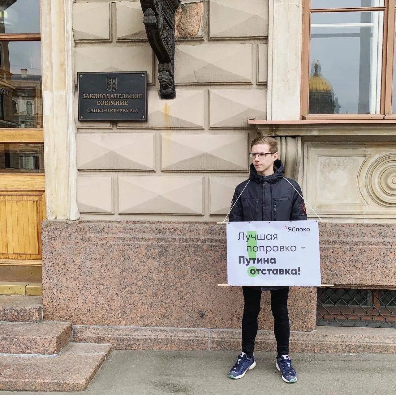 Вадим Ваганов сообщил, что его объявили в федеральный розыск. Ранее он был внесён в реестр «иностранных агентов», против него возбуждены административные дела и выписаны штрафы за «ЛГБТ‑пропаганду». Точная уголовная статья пока не названа.