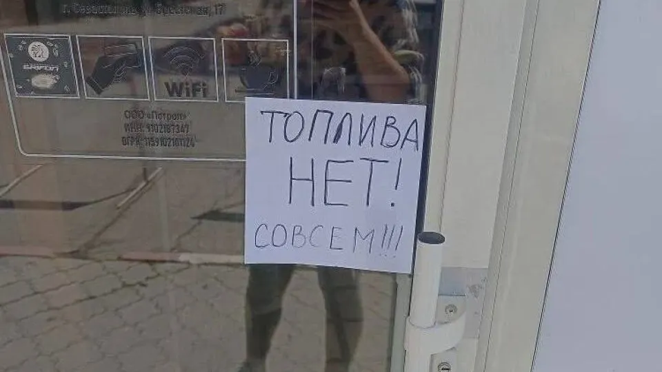 С 31 мая в аннексированном Крыму вводят систему талонов на АИ‑95 и ограничения на розничную продажу АИ‑92 — меры объясняют нарушениями поставок после ударов по НПЗ и проблемами на транспортных маршрутах. Власти обещают нормализовать ситуацию в течение 30 дней.
