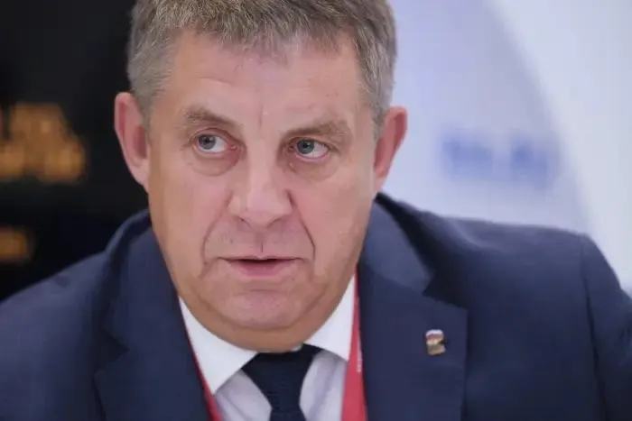 После отставки Александру Богомазу прочат мандат депутата Госдумы. Одновременно обсуждаются кадровые перестановки среди глав приграничных регионов на фоне уголовных дел при строительстве оборонительных сооружений.