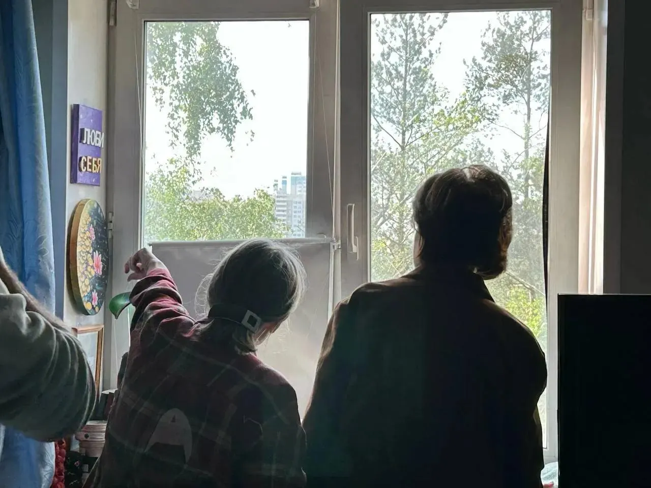 Ночью по Московской области зафиксировали налёт беспилотников: в Химках один дрон врезался в частный дом — женщина погибла, ещё один человек госпитализирован; в многоквартирном доме возник пожар и повреждены квартиры. По стране за ночь сбили 555 беспилотников.
