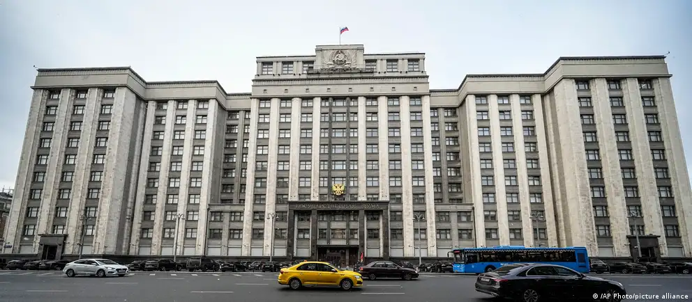 Новый закон позволяет арестовывать имущество и банковские счета россиян, которые находятся за рубежом и совершили административные правонарушения «против интересов» РФ. Юристы и правозащитники называют нововведение инструментом экстерриториального запугивания и экономической расправы.