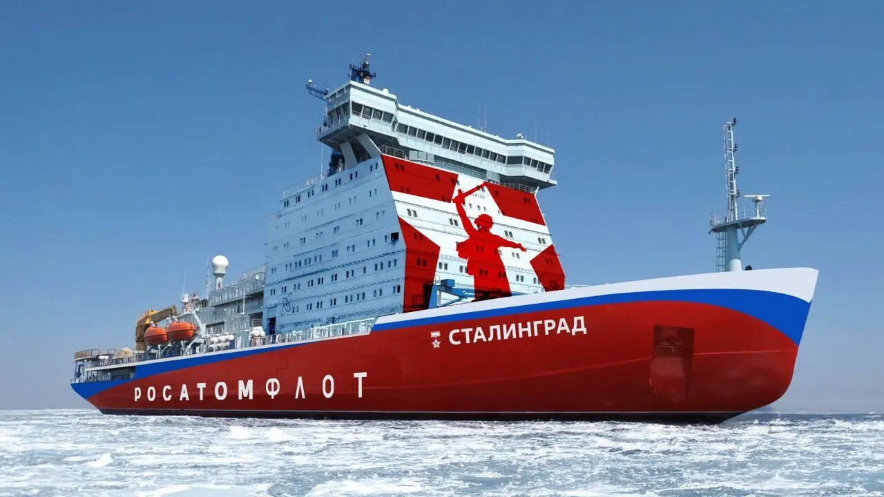 Для дофинансирования строительства ледоколов «Ленинград» и «Сталинград» обсуждают введение портового сбора или платы до $2,75 с тонны на Северном морском пути. По оценкам, дополнительные поступления за 2027–2035 годы могут составить около 138 млрд руб., при этом стоимость судов выросла — каждый ледокол может обойтись примерно в 85 млрд руб.