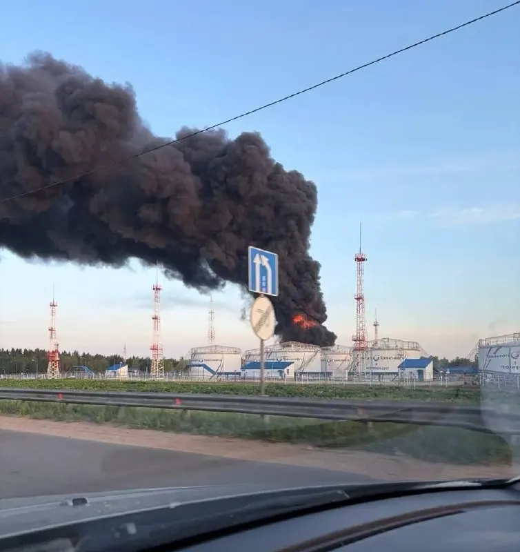 Ночью и утром беспилотники поразили несколько объектов в Москве и Подмосковье: Московский НПЗ в Капотне, нефтеналивную станцию и технопарк в Зеленограде. Сообщается о минимум 3 погибших и 12 пострадавших, повреждены жилые дома, в Шереметьево возник пожар после падения обломков.