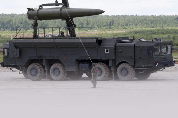 Минобороны РФ опубликовало видео переброски и разгрузки боеприпасов для ракетного комплекса «Искандер» в полевых условиях в Белоруссии в рамках ядерных учений.