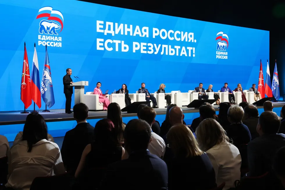 Администрация президента рекомендовала государственным и близким к власти изданиям избегать слова «запрет» в заголовках и материалах, заменяя его эвфемизмами и акцентируя позитивные инициативы «Единой России». Это связано с желанием снизить негативный фон перед выборами.