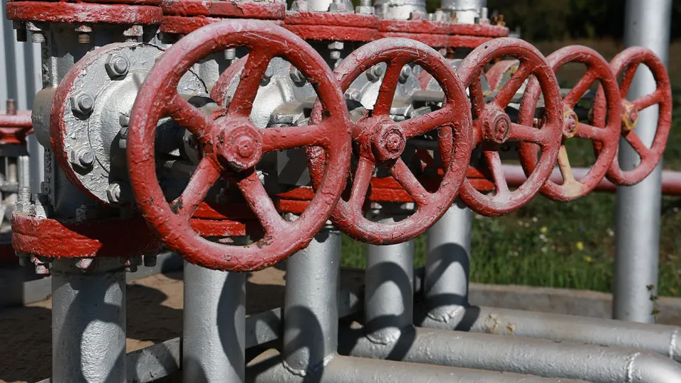 По данным Международного энергетического агентства, апрельская добыча нефти в России сократилась до 8,83 млн баррелей в сутки — на 130 тыс. б/с меньше, чем в марте, и на 460 тыс. б/с год к году. Причины — повреждения экспортной инфраструктуры и НПЗ.