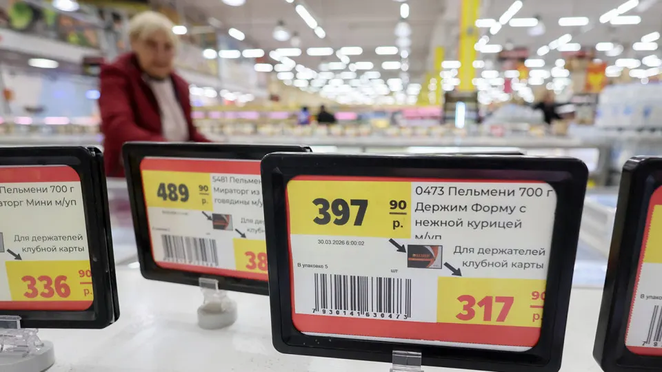 Федеральная антимонопольная служба предупредила нескольких аналитиков и руководителей компаний из‑за заявлений о возможном росте цен на продукты и топливо, отмечая риск координации действий участников рынка и влияния на инфляционные ожидания.