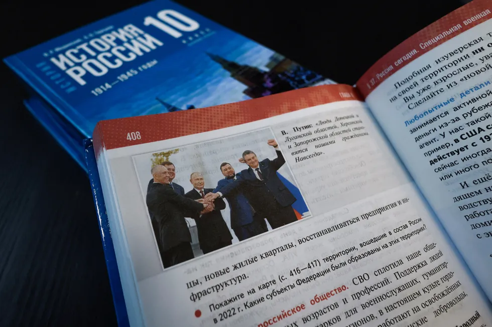 Учебники для 6–9 классов, принятые в 2025 году, не просто содержат ошибки — они систематически подстраивают прошлое под современную политическую повестку: неудобные факты замалчиваются, встраиваются современные идеологические проекты и формируется односторонний, патриотический взгляд на историю.