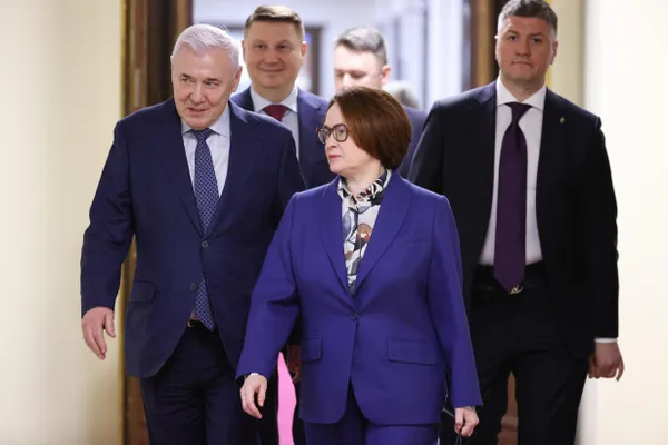 Чиновники и банкиры называют Максима Орешкина, Петра Фрадкова и Андрея Костина в числе возможных сменщиков. Окончательное решение остаётся за президентом, срок Набиуллиной истекает 24 июня 2027 года.