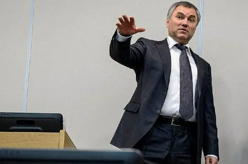 Запрет на использование телефонов введён после инцидента в зале: спикер Вячеслав Володин принял решение, подробности реализации остаются неясными из‑за депутатской неприкосновенности.