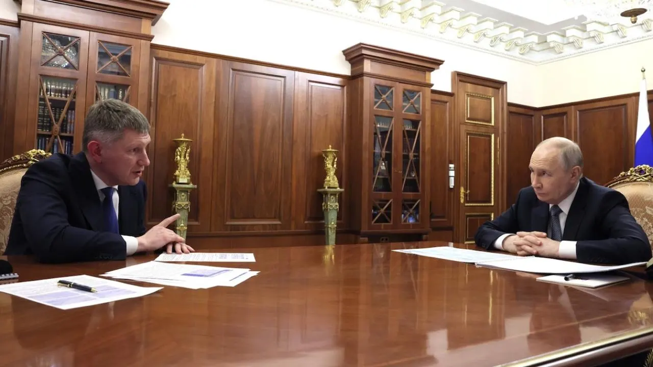 Министр экономического развития Максим Решетников заявил президенту, что российская экономика растёт быстрее американской несмотря на санкции; при этом МВФ ставит Россию на 66-е место по ВВП на душу населения.