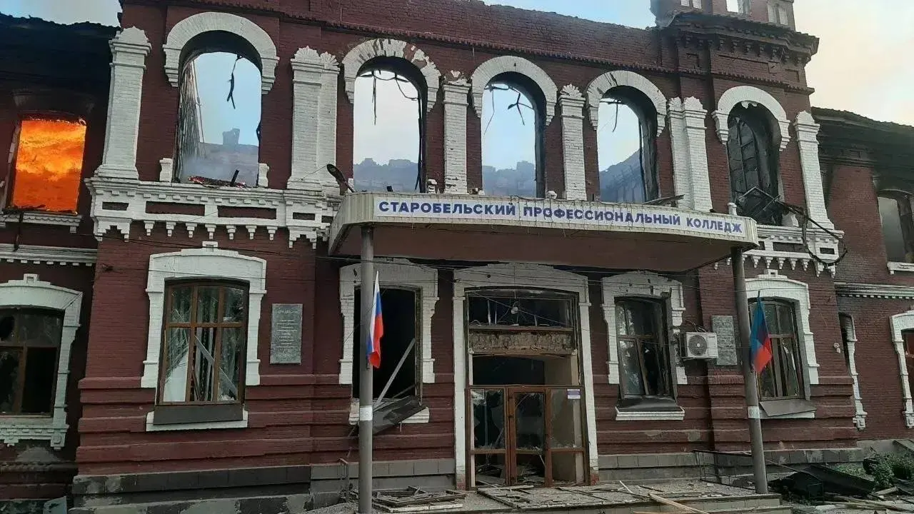 Ночной удар по спальному корпусу колледжа в Старобельске привёл к обрушению сектора пятиэтажного общежития. По официальным данным подтверждена гибель 6 человек, ещё 15 числятся пропавшими, продолжаются поисково‑спасательные работы.