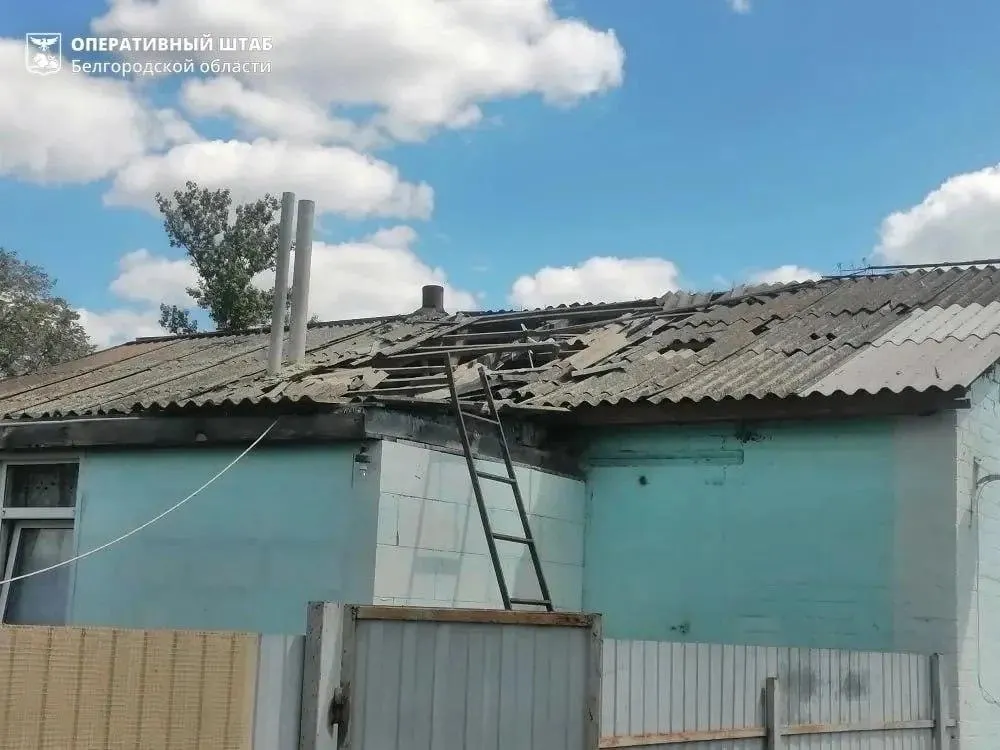 По сообщениям, под налёт попали три региона — в ряде мест загорелись поезд и жилые дома, жителей эвакуируют.