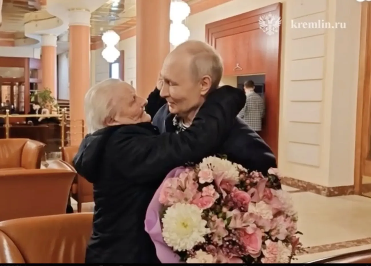 Президент и его первая учительница эмоционально встретились — женщина не сдерживала слёз и тепло обняла главу государства.
