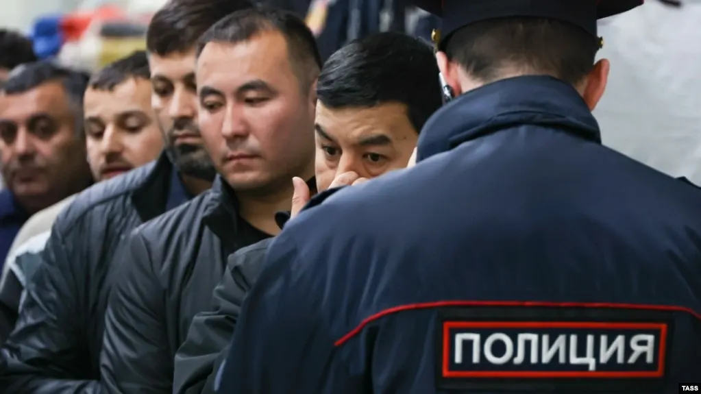 Законопроект расширяет перечень административных проступков, за которые иностранцев и лиц без гражданства будут выдворять из России — от участия в несогласованных митингах до «дискредитации» ВС и призывов к санкциям. Число оснований планируется довести до 58.