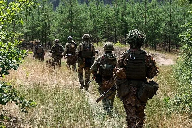 По данным письма министра финансов, рост военных расходов грозит значительным перерасходом бюджета; Минфин предлагает заморозить другие статьи расходов, дефицит уже превысил план.