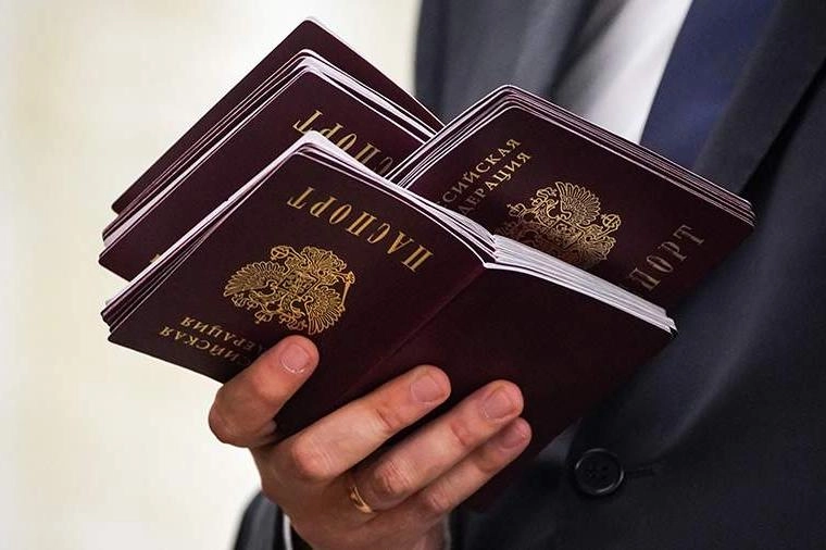 Депутаты от «Единой России» готовят поправки, которые позволят иностранцам с непогашенной судимостью получать РВП, ВНЖ и гражданство, если их за рубежом осудили за поддержку политики России или спецоперации.