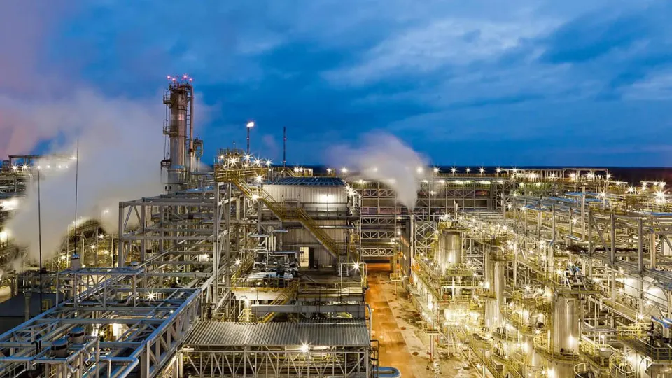 После налёта дронов 5 мая нефтеперерабатывающий завод в Киришах не возобновил работу: серьёзно повреждены основные установки и инфраструктура, поставки нефтепродуктов приостановлены.