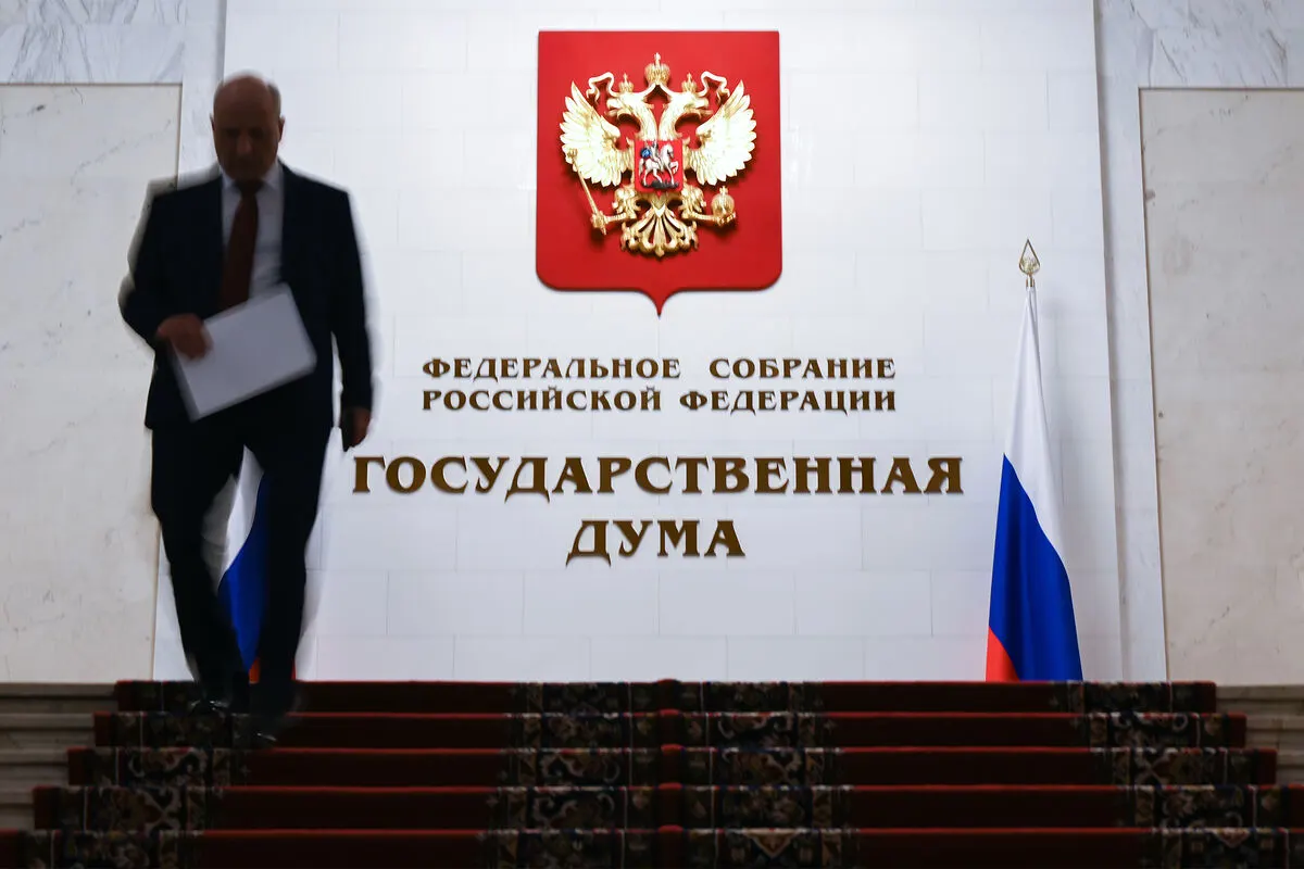 Проект вводит закрытый перечень нарушений, за которые власти смогут арестовывать имущество граждан, находящихся за границей — в числе предполагаемых оснований нарушение режима «иностранного агента», призывы к экстремизму и иные конкретно перечисленные правонарушения.