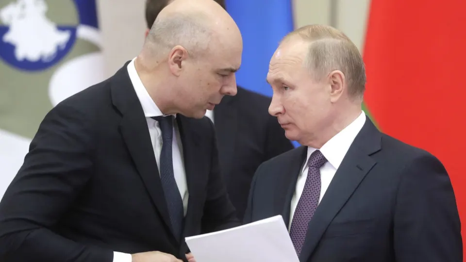 Прогноз МЭР по росту экономики снижён до 0,4%. Экономисты предупреждают, что это увеличит нагрузку на федеральный бюджет: властям придётся либо урезать расходы, либо искать дополнительные доходы — включая налоговые меры.
