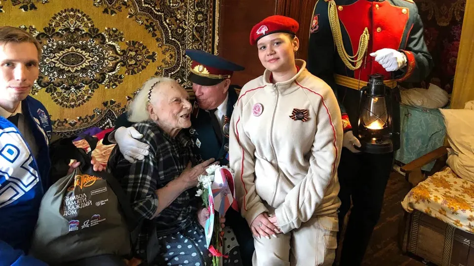 В ряде регионов России ветеранам Великой Отечественной войны готовят скромные подарки — продуктовые наборы с недорогой колбасой, махровые полотенца и постельное бельё. Закупки проводятся по цене менее 2 тысяч рублей за комплект, вручение сопровождается участием партии власти в преддверии выборов.