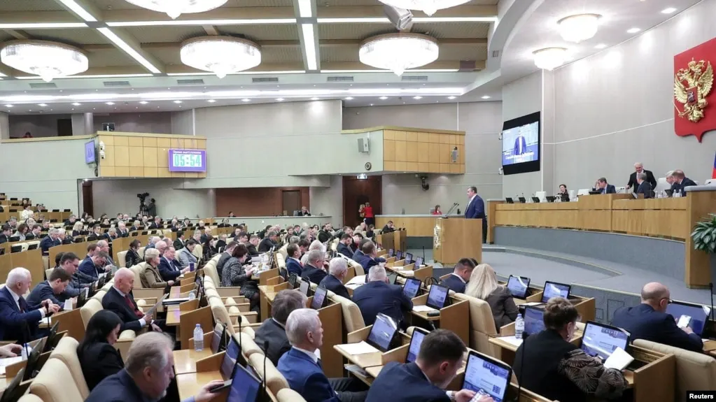 Депутаты приняли пакет поправок: запрет на социальную рекламу для «иноагентов», обязательная электронная отчётность с 2026 года, обязанность банков передавать данные об операциях и меры по ограничению зарубежной авторизации на российских сайтах.