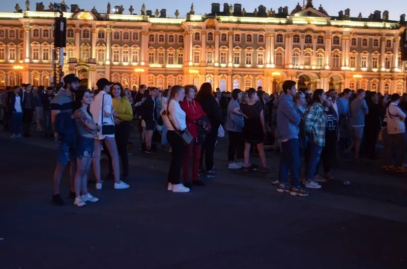 В ночь с 27 на 28 июня в Петербурге пройдут «Алые паруса — 2026» для около 66 тысяч выпускников. Одновременно утверждены 300 приоритетных образовательных программ и увеличены бюджетные места; Смоленск проведёт День молодёжи с концертами и интерактивами.