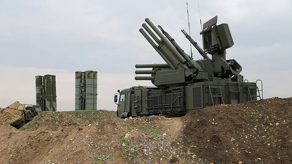 Военные используют новую систему радиоэлектронной борьбы, которая глушит сигнал Starlink на десятках квадратных километров. Комплексы производят в Симферополе, их стоимость — около $1,5 млн; парламент запретил ввоз оборудования для иностранных спутниковых сетей.