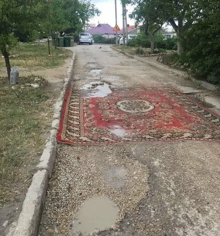 Законопроект предлагает дать право жильцам и местным сообществам менять покрытие во дворах и на местных дорогах; сейчас за такие работы без согласования предусмотрен штраф до 10 тысяч рублей. В правительстве инициативу не поддержали, указывая на необходимость привлечения специалистов.