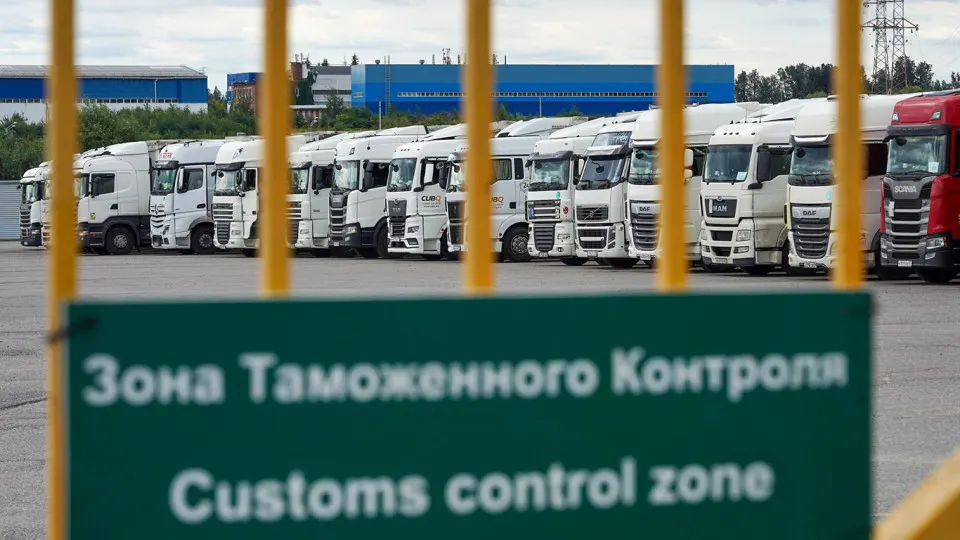 Правительство отложило обязательный платёж по новой системе подтверждения ожидания товаров (СПОТ) и продлило упрощённый режим ввоза из стран ЕАЭС до конца августа. Отсрочки разнятся по направлениям, импортеры жалуются на неопределённость с уже перечисленными средствами.