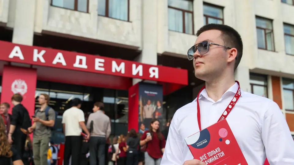В ряде вузов разошлись предложения вступить в годовые добровольческие отряды по защите неба от БПЛА: обучение, выплаты и гарантии. Параллельно идёт масштабная кампания вербовки студентов в подразделения беспилотных систем.