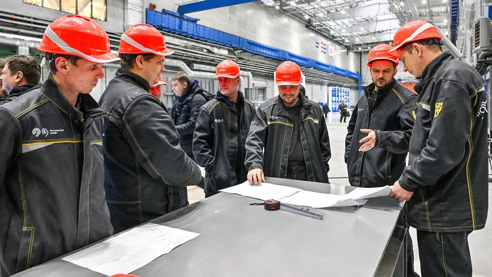 Опрос показал, что 38% работающих россиян вынуждены регулярно трудиться сверх нормы; компенсация при этом часто неполная или отсутствует, а закон увеличил годовой лимит сверхурочных.