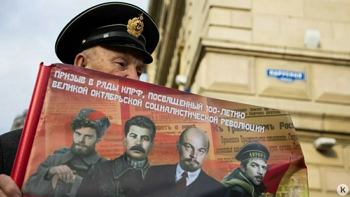 С 2026 года в предвыборных материалах запрещено применять образы умерших людей — как исторических, так и вымышленных персонажей. Под запрет попадают и синтезированные ИИ голоса; при упоминании «иностранного агента» нужна пометка.