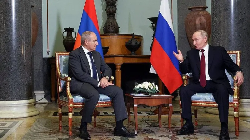 По информации пресс‑службы Кремля, президент поздравил премьер‑министра Армении с днём рождения и обсудил результаты заседания Высшего евразийского экономического совета, прошедшего 29 мая в Астане.